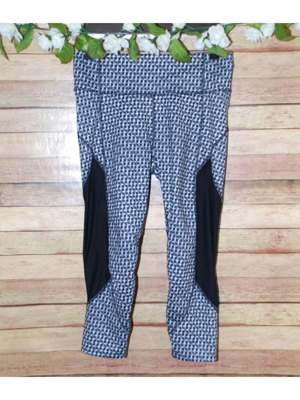 Athleta Ladies M Active Crop Gray & White Leggings Checkered Geometric Gym Gear